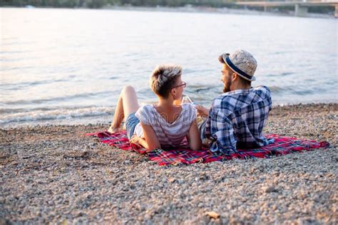 nackte paare am meer|Paar liegt nackt am Strand